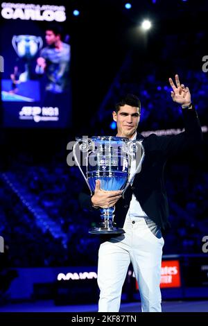 Turin, Italien. 16. November 2022. Carlos Alcaraz aus Spanien zeigt, wie er die ATP-Trophäe Nr. 1 zum Jahresende hält, die ihm am vierten Tag des Nitto ATP Finals überreicht wurde, an dem Alcaraz aufgrund einer Verletzung nicht teilnimmt. Carlos Alcaraz wird der jüngste ATP-Spieler, der das Jahr auf Platz eins beendet hat. Kredit: Nicolò Campo/Alamy Live Nachrichten Stockfoto