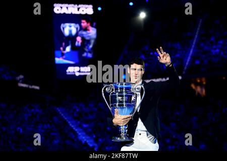 Turin, Italien. 16. November 2022. Carlos Alcaraz aus Spanien zeigt, wie er die ATP-Trophäe Nr. 1 zum Jahresende hält, die ihm am vierten Tag des Nitto ATP Finals überreicht wurde, an dem Alcaraz aufgrund einer Verletzung nicht teilnimmt. Carlos Alcaraz wird der jüngste ATP-Spieler, der das Jahr auf Platz eins beendet hat. Kredit: Nicolò Campo/Alamy Live Nachrichten Stockfoto