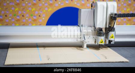 Digitale Stanzmaschine Schneiden von Wellpappe. Industrielle Fertigung. Stockfoto