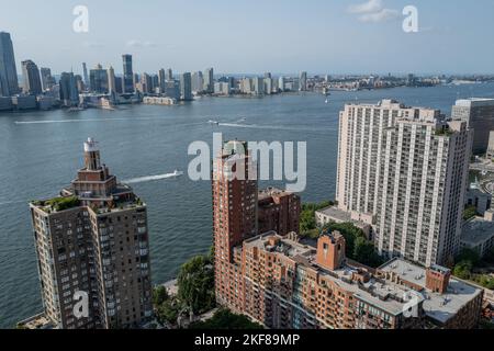 NEW YORK, N.Y. – 17. September 2022: Der Hudson River ist von Lower Manhattan aus zu sehen. Stockfoto