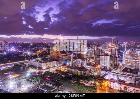 Nairobi City Night Nairobi ist Kenias Hauptstadt. Neben dem urbanen Kern der Stadt hat die Stadt den Nairobi Nationalpark, ein großes Wildreservat, für das bekannt ist Stockfoto