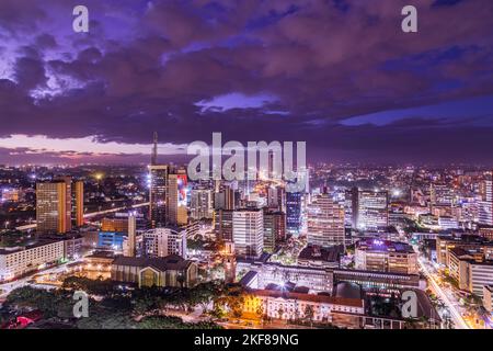 Nairobi City Night Nairobi ist Kenias Hauptstadt. Neben dem urbanen Kern der Stadt hat die Stadt den Nairobi Nationalpark, ein großes Wildreservat, für das bekannt ist Stockfoto