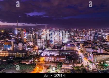 Nairobi City Night Nairobi ist Kenias Hauptstadt. Neben dem urbanen Kern der Stadt hat die Stadt den Nairobi Nationalpark, ein großes Wildreservat, für das bekannt ist Stockfoto