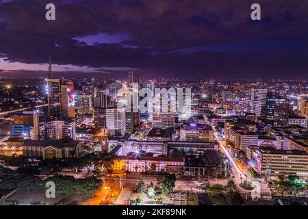 Nairobi City Night Nairobi ist Kenias Hauptstadt. Neben dem urbanen Kern der Stadt hat die Stadt den Nairobi Nationalpark, ein großes Wildreservat, für das bekannt ist Stockfoto