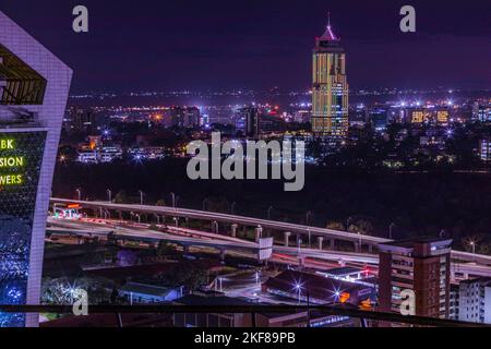 Nairobi City Night Nairobi ist Kenias Hauptstadt. Neben dem urbanen Kern der Stadt hat die Stadt den Nairobi Nationalpark, ein großes Wildreservat, für das bekannt ist Stockfoto