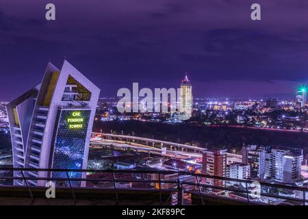 Nairobi City Night Nairobi ist Kenias Hauptstadt. Neben dem urbanen Kern der Stadt hat die Stadt den Nairobi Nationalpark, ein großes Wildreservat, für das bekannt ist Stockfoto