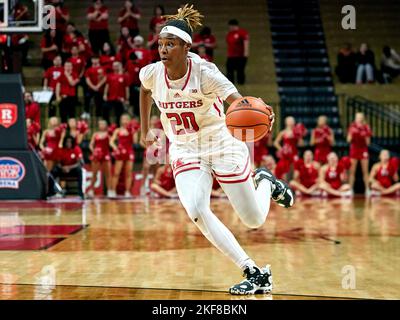 Piscataway, New Jersey, USA. 16.. November 2022. Rutgers Scarlet Knights Wache Erica Lafayette (20) dribbelt während eines Spiels zwischen den Rutgers Scarlet Knights und North Carolina Central Eagles in der Jersey MikeÕs Arena in Piscataway, New Jersey, auf den Korb. Duncan Williams/CSM/Alamy Live News Stockfoto