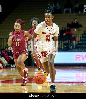 Piscataway, New Jersey, USA. 16.. November 2022. Rutgers Scarlet Knights Wache Awa Sidibe (11) dribbelt während eines Spiels zwischen den Rutgers Scarlet Knights und North Carolina Central Eagles in der Jersey MikeÕs Arena in Piscataway, New Jersey, auf den Korb. Duncan Williams/CSM/Alamy Live News Stockfoto