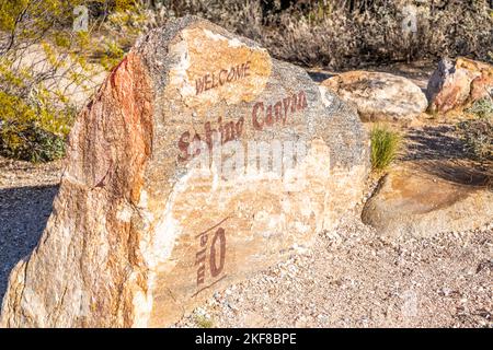 Sabino Canyon, AZ, USA - 31. März 2022: Ein einladendes Schild am Eingang des Parks Stockfoto