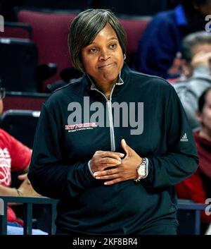 Piscataway, New Jersey, USA. 16.. November 2022. Rutgers Scarlet Knights Cheftrainer Coquese Washington während eines Spiels zwischen den Rutgers Scarlet Knights und North Carolina Central Eagles in der Jersey MikeÕs Arena in Piscataway, New Jersey. Duncan Williams/CSM/Alamy Live News Stockfoto