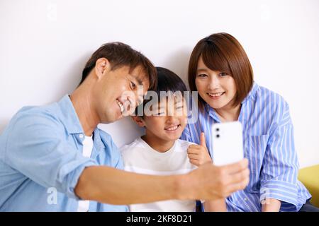 Japanische Familie zu Hause Stockfoto