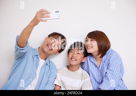 Japanische Familie zu Hause Stockfoto