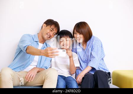 Japanische Familie zu Hause Stockfoto