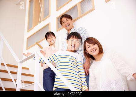 Japanische Familie zu Hause Stockfoto