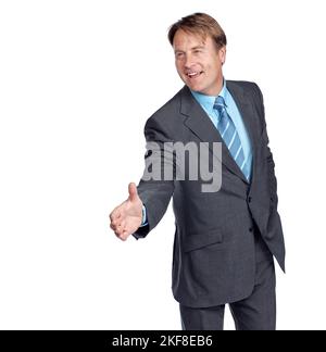 Wir freuen uns, Sie kennenzulernen...Studioaufnahme eines Geschäftsmannes, der seinen Arm für einen Handschlag ausstreckte. Stockfoto