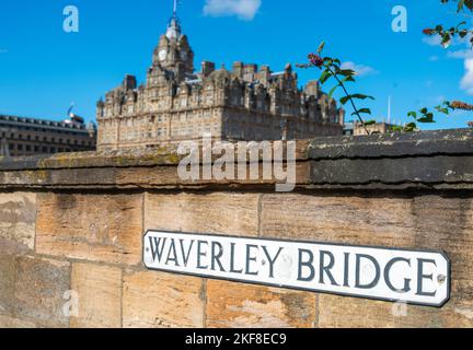 Im Hochsommer, blauer Himmel. Road Brücke, überqueren Waverley Bahnhofsschienen, das berühmte Hotel und schottische Regierungsgebäude in strahlendem Sonnenschein, Blick Stockfoto