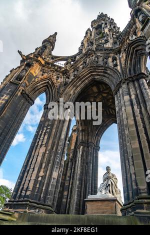 Beeindruckendes gotisches Denkmal für den berühmten schottischen Autor Sir Walter Scott, neben der Station Edinburgh Waverley, zweitgrößtes Gebäude eines Schriftstellers in t Stockfoto