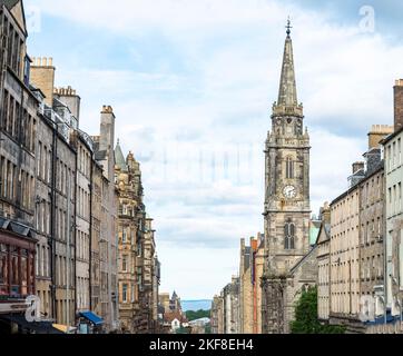 Blick auf die Edinburgh High Street, Richtung Meer und Firth of Forth River, die georgianischen Altstadtgebäude, im Sommer blauer Himmel, Uhrenturm von früher Stockfoto