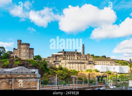 Edinburgh City, Bahnhofsplattform, Governor's House und Rückseite der schottischen Hauptstadt, Regierungsgebäude dahinter, im Hochsommer mit Blau Stockfoto