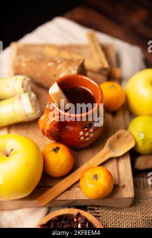 Ponche de Frutas. Weihnachtsfrucht Punsch ist eine Infusion, die in Mexiko, traditionell während posadas und Weihnachten Zeit konsumiert wird. Serviert in einer Handma Stockfoto