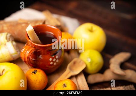 Ponche de Frutas. Weihnachtsfrucht Punsch ist eine Infusion, die in Mexiko, traditionell während posadas und Weihnachten Zeit konsumiert wird. Serviert in einer Handma Stockfoto