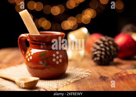 Ponche de Frutas. Weihnachtsfrucht Punsch ist eine Infusion, die in Mexiko, traditionell während posadas und Weihnachten Zeit konsumiert wird. Serviert in einer Handma Stockfoto