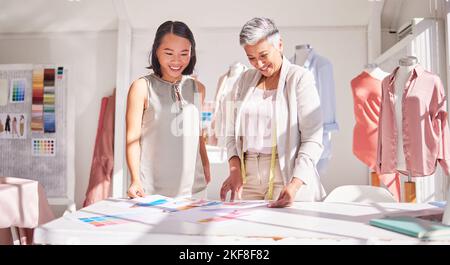 Business People, Mode und Design in der gemeinsamen Planung von Strategie, Idee oder Diskussion im Büro. Glückliche kreative Mitarbeiter Kleidung Designer in Stockfoto