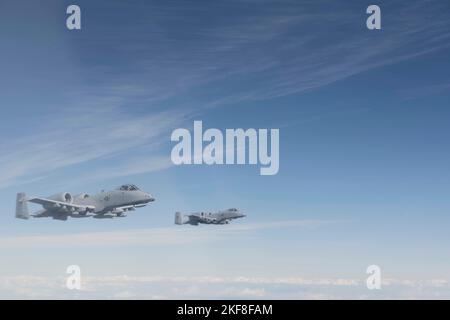 A-10C Thunderbolts II, die der Nellis Air Force Base, Nevada, zugewiesen wurde, fliegen am 7. November 2022 über Südkalifornien. Eine dem Lufttankschwadron 9. auf der Travis AFB, Kalifornien, zugewiesene Luftbesatzung betankte 10 A-10C Thunderbolt II zur Unterstützung der Green Flag 23-02. (USA Luftwaffe Foto von Senior Airman Alexander Merchak) Stockfoto