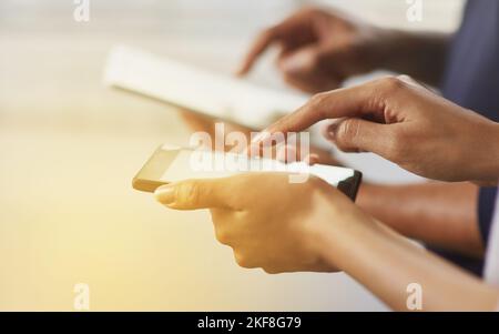 Wir leben in einer vernetzten Welt. Mitarbeiter nutzen ihre digitalen Geräte synchron. Stockfoto