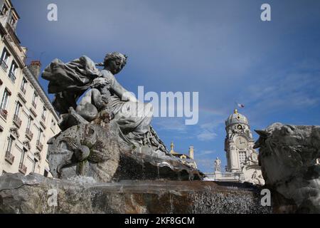 Place des Terreaux in Lyon Frankreich im Jahr 2010 mit dem Brunnen aus dem 19.. Jahrhundert, der von Frédéric-Auguste Bartholdi (der berühmten Freiheitsstatue) modelliert wurde Stockfoto