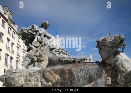 Place des Terreaux in Lyon Frankreich im Jahr 2010 mit dem Brunnen aus dem 19.. Jahrhundert, der von Frédéric-Auguste Bartholdi (der berühmten Freiheitsstatue) modelliert wurde Stockfoto