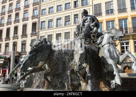 Place des Terreaux in Lyon Frankreich im Jahr 2010 mit dem Brunnen aus dem 19.. Jahrhundert, der von Frédéric-Auguste Bartholdi (der berühmten Freiheitsstatue) modelliert wurde Stockfoto