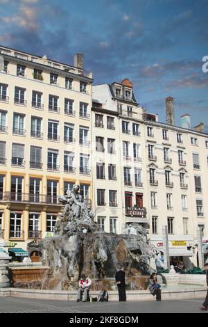 Place des Terreaux in Lyon Frankreich im Jahr 2010 mit dem Brunnen aus dem 19.. Jahrhundert, der von Frédéric-Auguste Bartholdi (der berühmten Freiheitsstatue) modelliert wurde Stockfoto