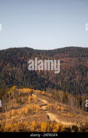 Offroad in den Bergen. Wunderschöne Landschaft an sonnigen Herbsttagen Stockfoto