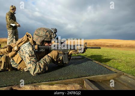 U.S. Marine Corps Lance CPL. Kaiden Thompson, ein Schütze mit 2. Platoon, Alpha Company, Fleet Anti-Terrorism Security Team, Marine Corps Security Force Regiment (MCSFR), feuert während der Tartan Eagle Phase II, Otterburn Training Camp, Europa, 26. Oktober 2022, ein Sturmgewehr von C8 für den jährlichen Kampfkampftest (ACMT). Die ACMT ist eine Anforderung an das Personal der britischen Royal Marine und die MCSFR Marines, gemeinsam weitere Live-Fire-Schulungen durchzuführen. Übung Tartan Eagle ist eine jährliche bilaterale Trainingsübung für die US-Marine und die britische Royal Marines mit 43 Commando Fleet Protection Group R Stockfoto