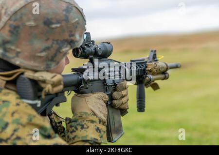 U.S. Marine Corps Lance CPL. Abigale Shukala, ein Sturmschütze mit 2. Platoon, Alpha Company, Fleet Anti-Terrorism Security Team, Marine Corps Security Force Regiment (MCSFR), feuert während der Phase II des Tartan Eagle, Otterburn Training Camp, Europa, 25. Oktober 2022, ein Sturmgewehr von C8 für den jährlichen Kampfkampftest (ACMT). Die ACMT ist eine Anforderung an das Personal der britischen Royal Marine und die MCSFR Marines, gemeinsam weitere Live-Fire-Schulungen durchzuführen. Übung Tartan Eagle ist eine jährliche bilaterale Trainingsübung für die US-Marine und die britische Royal Marines mit 43 Commando Fleet Protection Group R Stockfoto