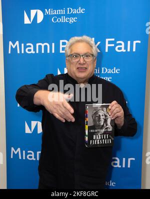 Miami, Vereinigte Staaten Von Amerika. 16.. November 2022. MIAMI, FL - NOV 16: Harvey Fierstein wird während der Miami Book Fair am 16. November 2022 in Miami, Florida, gesehen. (Foto von Alberto E. Tamargo/Sipa USA) Quelle: SIPA USA/Alamy Live News Stockfoto