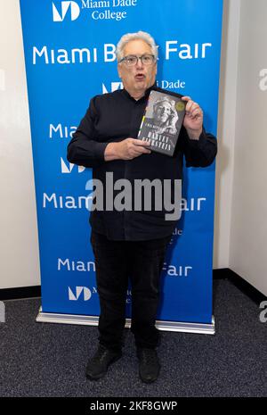 Miami, Vereinigte Staaten Von Amerika. 16.. November 2022. MIAMI, FL - NOV 16: Harvey Fierstein wird während der Miami Book Fair am 16. November 2022 in Miami, Florida, gesehen. (Foto von Alberto E. Tamargo/Sipa USA) Quelle: SIPA USA/Alamy Live News Stockfoto