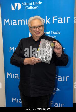 Miami, Vereinigte Staaten Von Amerika. 16.. November 2022. MIAMI, FL - NOV 16: Harvey Fierstein wird während der Miami Book Fair am 16. November 2022 in Miami, Florida, gesehen. (Foto von Alberto E. Tamargo/Sipa USA) Quelle: SIPA USA/Alamy Live News Stockfoto