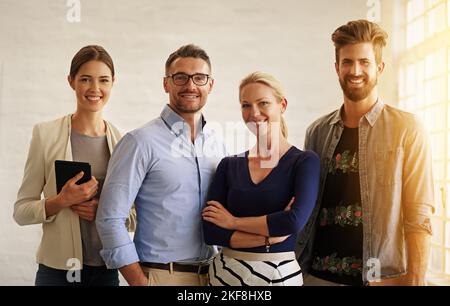 Waren oben auf den Pops. Porträt eines Geschäftsteams in voller Länge, das in seinem Büro steht. Stockfoto