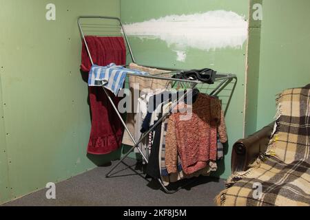 Sachen auf dem Trocknerboden in einem schlechten Mittelklassezimmer, reparieren innen Stockfoto