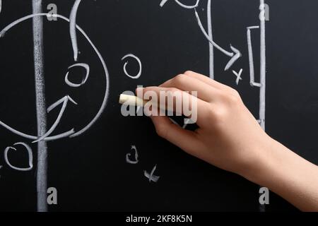 Frau Zeichnung Schema des Fußballspiels auf Tafel Stockfoto