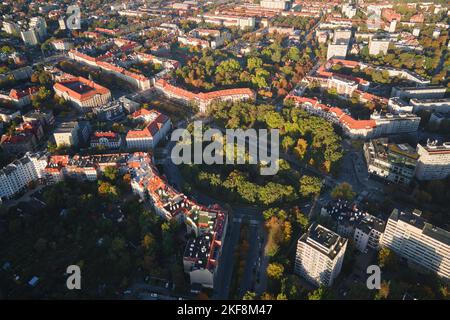 Blick aus der Vogelperspektive auf Wohngebäude in der Stadt. Luftaufnahme des Stadtbildes von Breslau in Polen. Architektur in der modernen europäischen Stadt Stockfoto