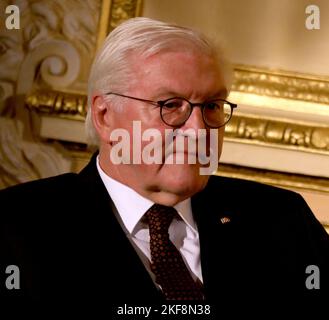 16. November 2022, New York City, New York, USA: Bundespräsident FRANK-WALTER STEINMEIER erhält den Henry A. Kissinger-Preis 2022 der American Academy in Berlin im Metropolitan Club in New York City. (Bild: © Nancy Kaserman/ZUMA Press Wire) Stockfoto