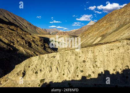 Wunderschöne Landschaft der kargen Wildnis der kalten Wüstenberge der Zanskar-Region in Ladakh im indischen Himalaya. Stockfoto