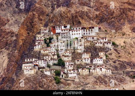 Das alte tibetisch-buddhistische Kloster im Dorf Karsha in der Nähe von Padum in Zanskar in der Region Ladakh des indischen Himalaya. Stockfoto