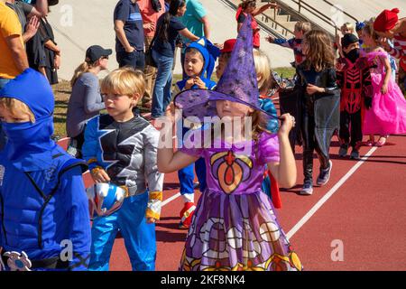 Kinder in Kostümen während einer Halloween Schulparade Stockfoto