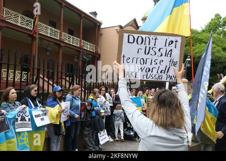 Sydney, Australien. 16.. November 2022. Protestorganisatorerklärung „am Dienstag, den 15.. November, hat russland fast 100 Raketen in die Ukraine abgefeuert. Zwei Raketen wurden in Polen abgefeuert, bei denen 2 Menschen getötet wurden. Wir werden vor dem NSW-Parlament protestieren, um zu fordern, dass russland als das anerkannt wird, was es ist - ein Terrorstaat. Wir werden auch darum bitten, russland ab G20 auszustoßen und der Ukraine mehr Waffen (insbesondere Luftverteidigungssysteme) zu liefern.“ Kredit: Richard Milnes/Alamy Live Nachrichten Stockfoto