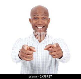 Ihr seid unglaublich. Studioportrait eines jungen afroamerikanischen Mannes, der mit zwei Fingern auf die Kamera zeigt und lächelt. Stockfoto