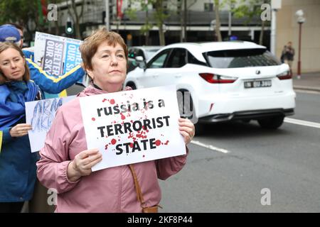 Sydney, Australien. 16.. November 2022. Protestorganisatorerklärung „am Dienstag, den 15.. November, hat russland fast 100 Raketen in die Ukraine abgefeuert. Zwei Raketen wurden in Polen abgefeuert, bei denen 2 Menschen getötet wurden. Wir werden vor dem NSW-Parlament protestieren, um zu fordern, dass russland als das anerkannt wird, was es ist - ein Terrorstaat. Wir werden auch darum bitten, russland ab G20 auszustoßen und der Ukraine mehr Waffen (insbesondere Luftverteidigungssysteme) zu liefern.“ Kredit: Richard Milnes/Alamy Live Nachrichten Stockfoto